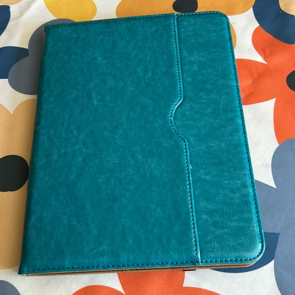 iPad case for 7”x10” iPad. Ordered wrong size. Please research for your size.
